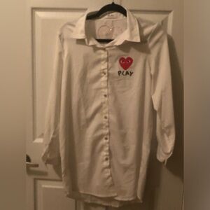 COMME DES GARÇONS White oversized shirt, PLAY heart logo in front + back, Size M